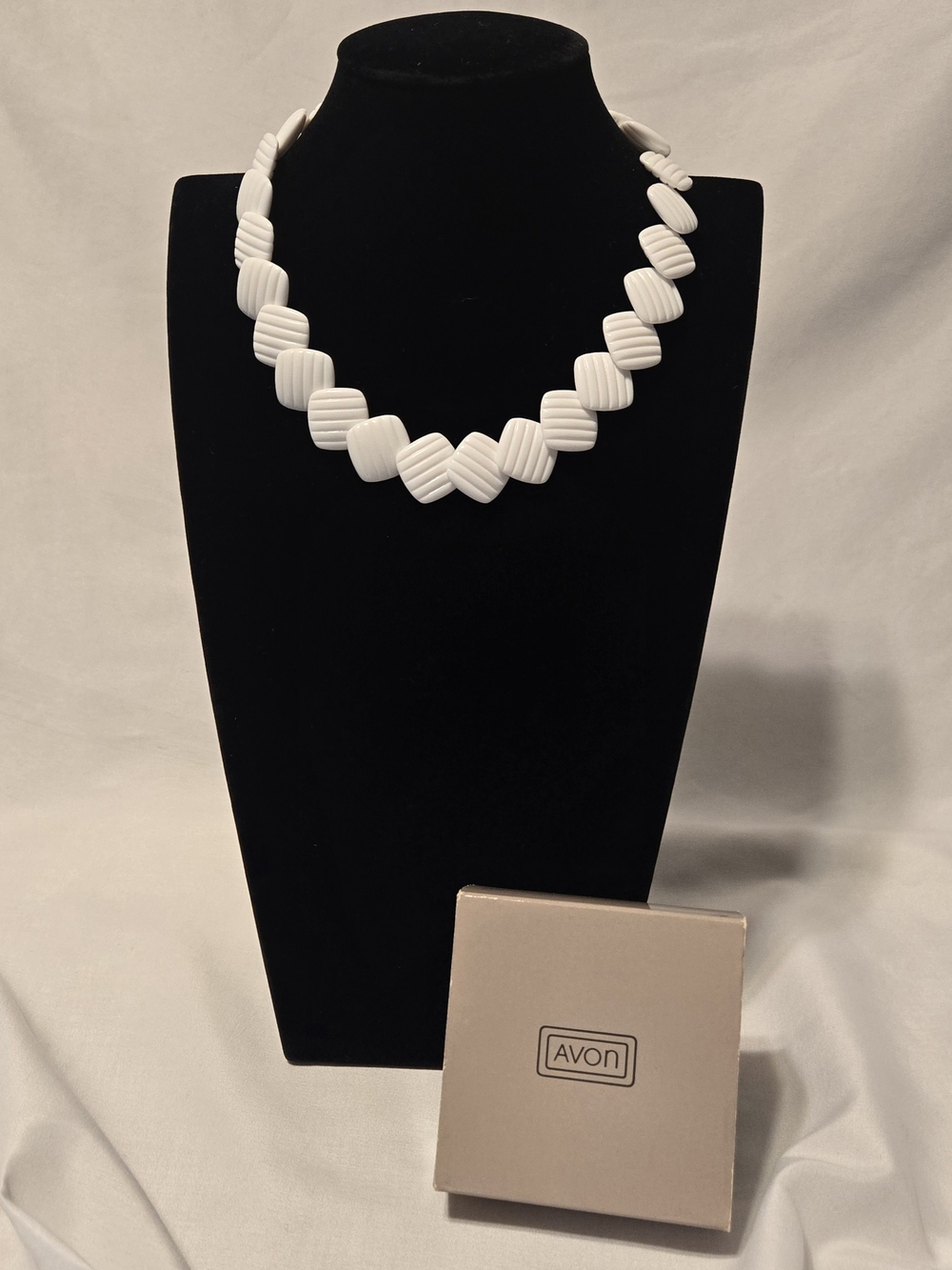 Avon White Ribbed Bead Necklace Summer Sands